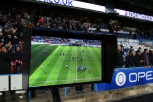 La UEFA apela a la FA para cambiar las reglas sobre el off-side y el VAR