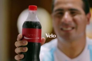 Coca-Cola le entreg&oacute; botellas escritas en braille a &ldquo;Los Murci&eacute;lagos&rdquo;