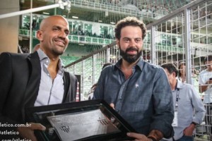 Atl&eacute;tico Mineiro homenaje&oacute; a Ver&oacute;n por haberle ganado a Cruzeiro en 2009