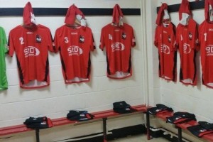 El equipo inglés que puede descender por tener un vestuario muy chico