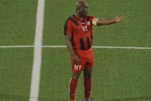 El vicepresidente de Surinam en la CONCACAF League y el video entregando plata al equipo rival