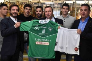 Los jugadores del Villanovense tendr&aacute;n un jam&oacute;n de premio por cada gol al Barcelona