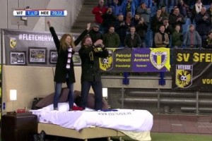 Una pareja de fan&aacute;ticos vio un partido en una cama dentro del estadio