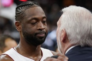 El emotivo regalo que le dio Popovich a Dwyane Wade en el &uacute;ltimo encuentro