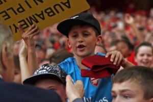 Arsene Wenger le regal&oacute; su emblem&aacute;tica corbata a un peque&ntilde;o hincha del Arsenal