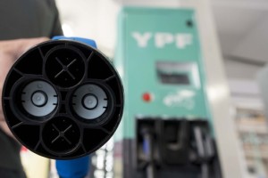 YPF instal&oacute; los primeros surtidores el&eacute;ctricos