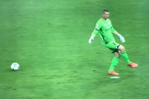 Imperdible: el arquero alem&aacute;n que se olvid&oacute; la pelota de frente al &aacute;rea chica