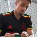 La UEFA oblig&oacute; al Ajax a retocar la camiseta inspirada en Bob Marley para jugar la Champions League