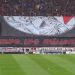 Los hinchas del Ajax piden por la vuelta de su antiguo escudo