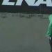 Imperdible: el alcanzapelotas que se meti&oacute; a jugar en un partido de la B Nacional 