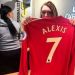 Alexis S&aacute;nchez llega al Manchester United con un salario r&eacute;cord 