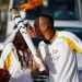 Un portador de la Antorcha Ol&iacute;mpica le pidi&oacute; matrimonio a su novia en pleno relevo