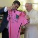 Angelici le regal&oacute; las camisetas de Boca al Papa