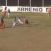 El ins&oacute;lito pase gol de un &aacute;rbitro en el ascenso argentino 