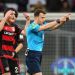 El &aacute;rbitro de Leverkusen - Dortmund abandon&oacute; el campo de juego por las protestas