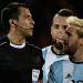 La FIFA analiza que solo los capitanes puedan comunicarse con los &aacute;rbitros 