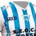 Argentino de Merlo y la camiseta que es fabricada por uno de sus futbolistas