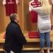 Un hincha del Arsenal le pidi&oacute; matrimonio a su novia en el vestuario del Emirates Stadium 