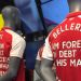 La tienda oficial del Arsenal FC prepar&oacute; un emotivo homenaje a Wenger junto a los jugadores