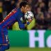 El FC Barcelona sortea la pelota con la cual se remont&oacute; frente al PSG