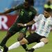 Banega jug&oacute; con botines completamente negros y fue furor en redes sociales