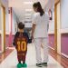 La curiosa campa&ntilde;a que transforma camisetas de f&uacute;tbol en batas de hospital
