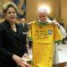 El Papa Francisco recibi&oacute; la camiseta de Brasil, y fue invitado al Mundial