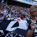 Camisetas en japon&eacute;s, cerveza personalizada y clausula de salida; los detalles de Honda en el Botafogo