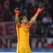 Claudio Bravo es el futbolista m&aacute;s ganador del 2015