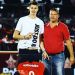 El jugador de la NBA, fan&aacute;tico de Newells, que recibi&oacute; una camiseta y el carnet de socio dentro de la cancha