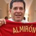 El &lsquo;Tata&rsquo; Martino le regal&oacute; una camiseta al presidente de Paraguay 