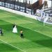 Una pareja de novios realiz&oacute; parte de su casamiento dentro de la cancha en la previa de un partido del ascenso