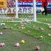 Una lluvia de cerdos de pl&aacute;stico suspendi&oacute; un partido en Inglaterra