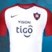 Cerro Porte&ntilde;o present&oacute; un elegante dise&ntilde;o de camiseta blanca