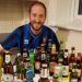 Un fan&aacute;tico ingl&eacute;s consigui&oacute; una cerveza de cada pa&iacute;s mundialista y las toma cada vez que quedan eliminadas