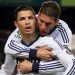 Cristiano Ronaldo recibe una curiosa r&eacute;plica del bal&oacute;n de oro por parte de Sergio Ramos