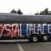 Hinchas del Crystal Palace rompieron su propio micro sin saber que era suyo