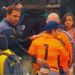 Piden el buzo a un hincha en la tribuna tras el parecido del uniforme del arquero con el &aacute;rbitro