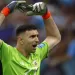"Dibu" Mart&iacute;nez solidario: se subastar&aacute;n los guantes que us&oacute; en el Mundial