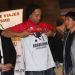 Un hincha peruano sorprendi&oacute; a Ronaldinho con un emotivo regalo
