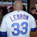 LeBron James vestir&aacute; la camiseta de un club de b&eacute;isbol tras perder una apuesta