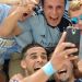 Un futbolista festej&oacute; su gol sac&aacute;ndose una selfie con sus hinchas