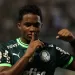 Endrick dej&oacute; Nike y firm&oacute; con New Balance: &iquest;A qu&eacute; otros futbolistas tiene la marca?