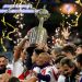 El ins&oacute;lito error de la CONMEBOL en la entrega del trofeo a River