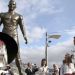 Pintaron el nombre de Messi en una estatua de Cristiano Ronaldo