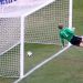 La FIFA ya eval&uacute;a incorporar la tecnolog&iacute;a para resolver jugadas dudosas