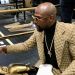 &iquest;C&oacute;mo hace Mayweather para seguir ganando millones a&uacute;n retirado?