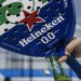 Heineken 0.0 apuesta por el p&aacute;del y lanza una pala con abridor de botellas integrado