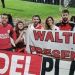El hincha de River que vende sus camisetas para viajar a la final de la Libertadores