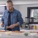 Iniesta cocina, limpia y juega para un comercial